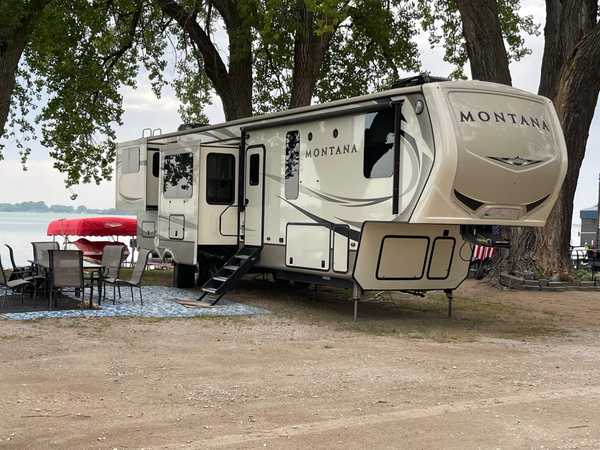 Deluxe Full Hook-Up Waterfront RV Site