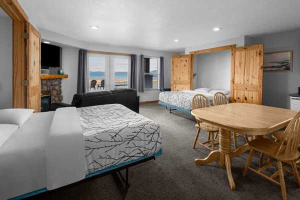 Beach Hotel - Lake View Superior Suite (Sleeps 8)