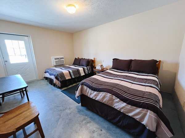 Hostel - 2 Full Beds + 1 Futon