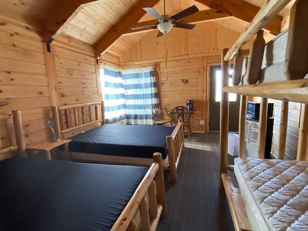 DOUBLE QUEENS and BUNK (sleeps 6) DELUXE LOG  'LAKE THEMED'  Cabin