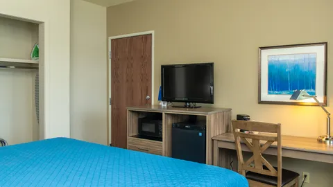 1 King Bed - Balcony - Waterview (Adjoining) — image 2 of 5