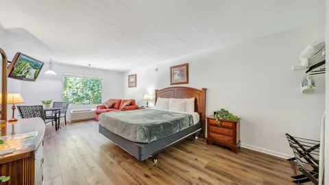 King w/Kitchenette — image 2 of 5