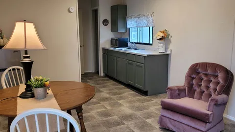 Efficiency Cabin / 1 or 2 bed units, Waterfront — image 1 of 7