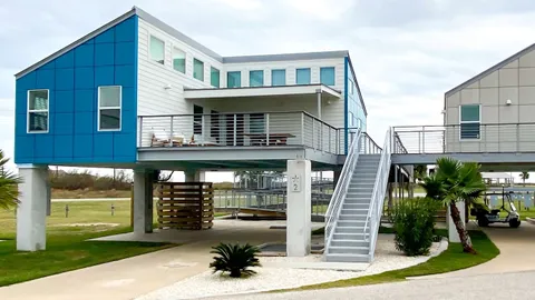 Large Beach Bungalow — image 1 of 14