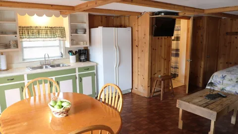 Cabin 3 — image 2 of 6