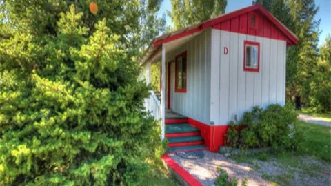 Deluxe Red Cabin — image 1 of 4