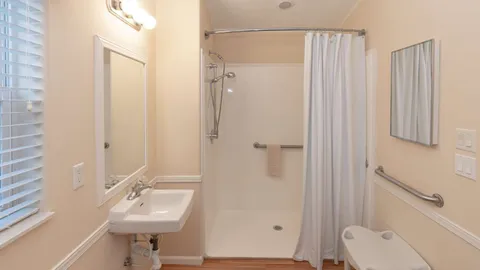 Gold 1 Bedroom Rental — image 2 of 13