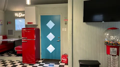 Silver Diner Cabin — image 11 of 11