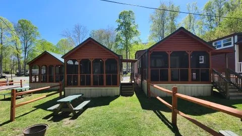 Creekside Cottage- sleeps 6 — image 2 of 13