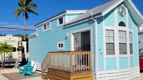 Keys Cottage with Sleeping Loft Sleeps 7 — image 1 of 5