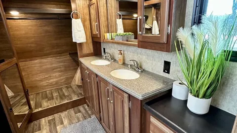 Camper Rental 9 — image 5 of 5