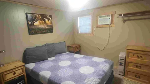 2 BR 4 Person Pool Cabin - Pet Friendly — image 2 of 4
