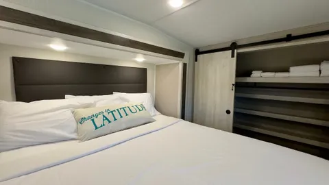 RV Rental 2BR/1BA - Pet Friendly 6 Guests — image 2 of 15