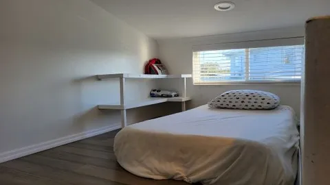 Keys Cottage with Sleeping Loft Sleeps 7 — image 5 of 5