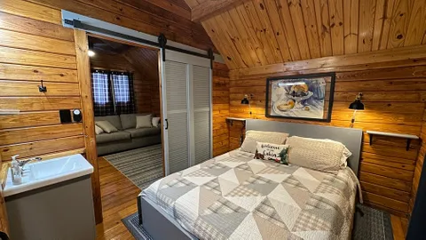 Deluxe Lakefront Cottage — image 18 of 18