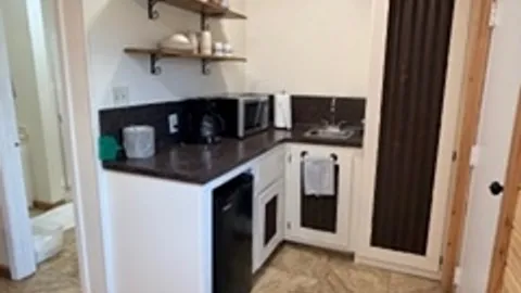 Kitchenette Cabin — image 10 of 10