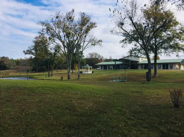 Lucky Bucks Lodge & Motel - Omaha, TX campground