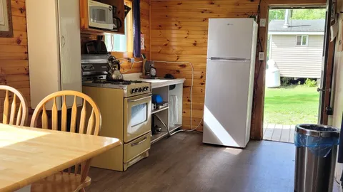Cabin #3 - 2 Bedroom Lakeview Cabin w/ 2 Double Beds and 2 Singles — image 10 of 10