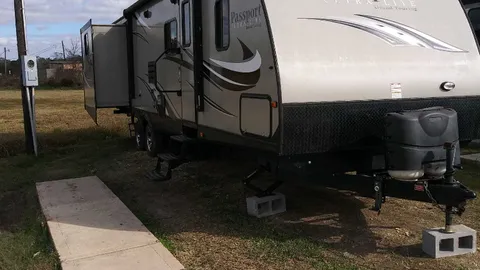30/50 Amp Gravel Site RV Site — image 2 of 10