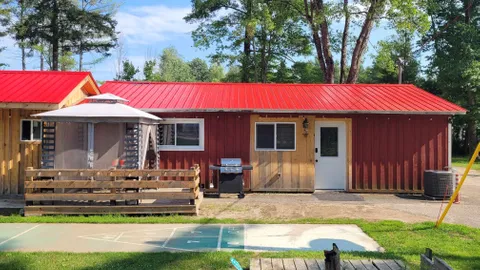 Maple Cabin — image 1 of 33