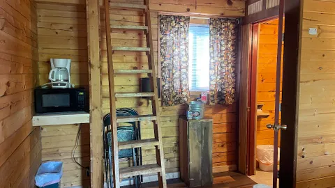 Deluxe Cabin 8 w/Loft — image 2 of 8