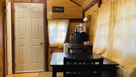 Cabin 02 — image 2 of 4