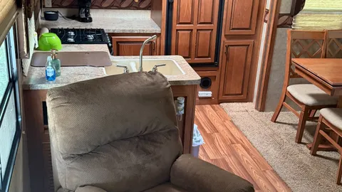 29' Sabre 5th Wheel Sleeps 3-4 — image 2 of 7
