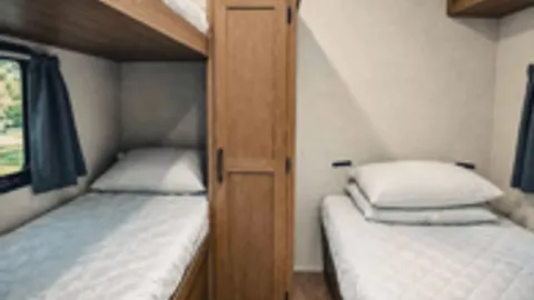 Grand River Deluxe RV — image 6 of 6