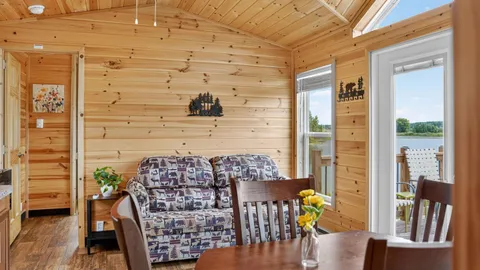 Deluxe Cabin #4 - Sleeps 6 — image 6 of 6