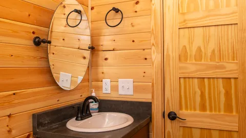 Willow Cabin — image 2 of 10