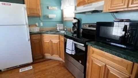 Cabin 5 - Queen Bed & Bunk Beds, & Futon — image 6 of 6