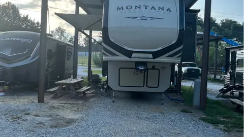 30 Amp Full Hook-up Pull-Through RV Site with Shade — image 1 of 1