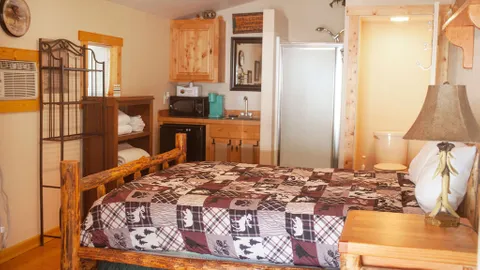 Cabin 1 — image 2 of 3