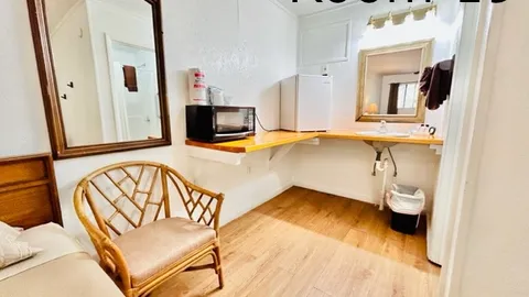 Hilltop Room - 2 Queens — image 2 of 10
