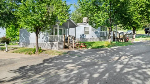 Deluxe Cabin — image 2 of 3