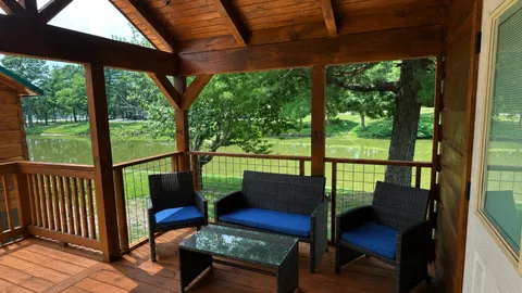 Bluegrass Bungalow Sleeps 6 — image 9 of 9