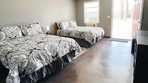 Motel - 2 Full Beds — image 7 of 7