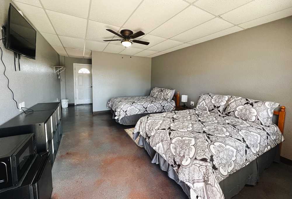 Motel - 2 Full Beds