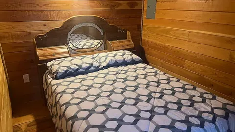 Cabin 1 — image 2 of 4