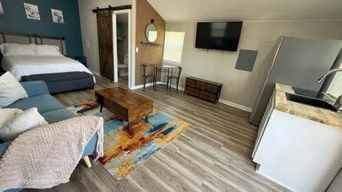 Deluxe 1 Bedroom Cabin — image 2 of 21