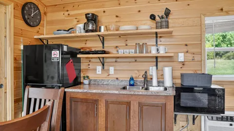 Deluxe Cabin #4 - Sleeps 6 — image 2 of 6