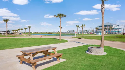 Lake View Premium Back-In Site — image 1 of 10