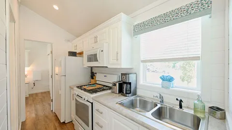 Carolina Cottage Studio — image 2 of 15