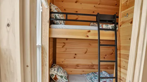Deluxe Cabin #4 - Sleeps 6 — image 6 of 6
