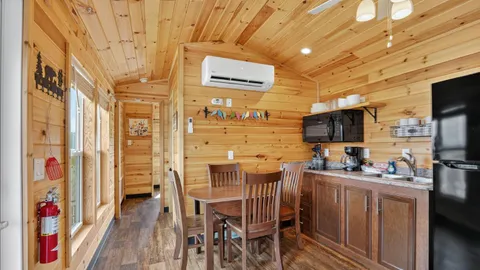 Deluxe Cabin #5 - Sleeps 6 — image 5 of 5