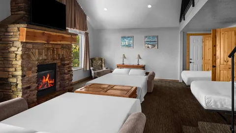 Park Hotel - Tri-Level Condo (Sleeps 12) — image 12 of 12