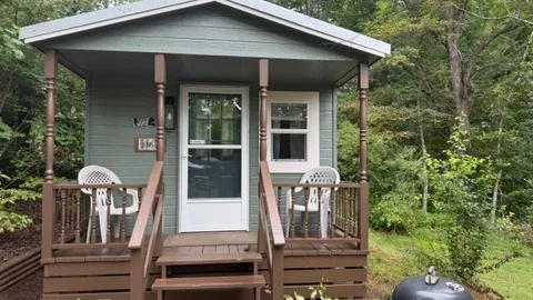Bear Cub Cabin — image 1 of 11