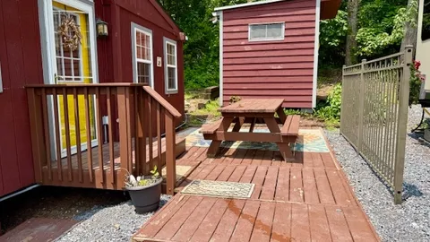 Aunt Bee's Cottage — image 2 of 10
