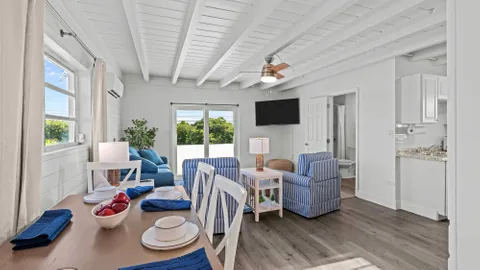 Captain's Suite - 2 Bedroom with Full Kitchen Sleeps 6 — image 2 of 10