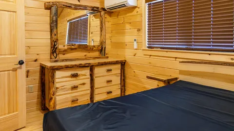 Deluxe Acorn Cottage — image 2 of 8